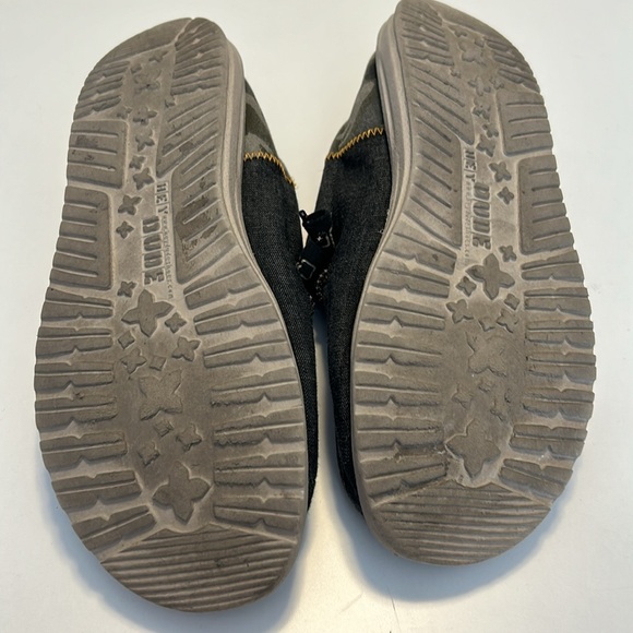 Hey Dudes Mens size 8 denim look with camo on the back - Picture 4 of 4